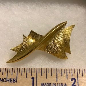 Vintage fashion brooch gold tone
